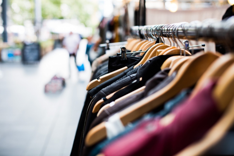 vitrine-CAILLE-min_blur_close_up_focus_hanger_jacket_market_people_rack-1176303