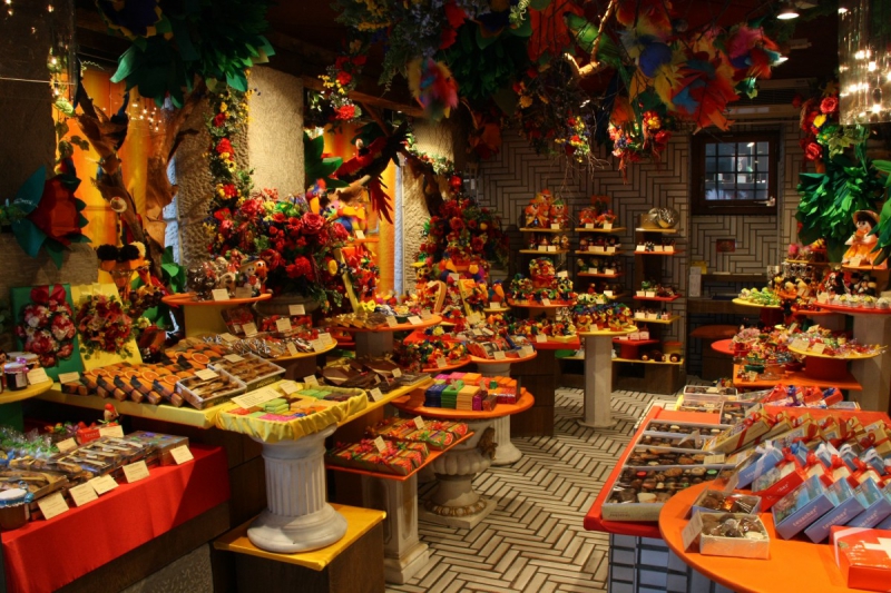 vitrine-CAILLE-min_candy_store_chocolate_shop_chocolate_switzerland-393515