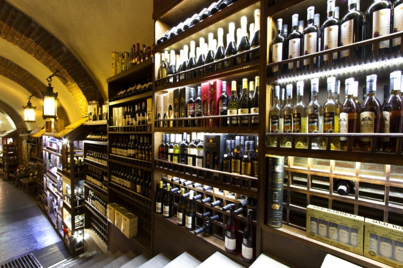 vitrine-CAILLE-min_world_street_travel_shop_canon_georgia_wine_bottles-429767